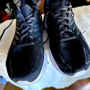 Saucony, Black & White men tennis shoes , size 11 , good condition